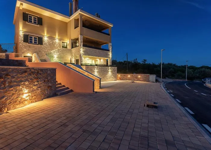 Teona Luxury Studio Apartment With Jacuzzi And Garden View