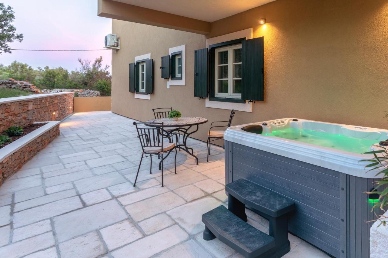 Teona Luxury With Jacuzzi And Garden View *