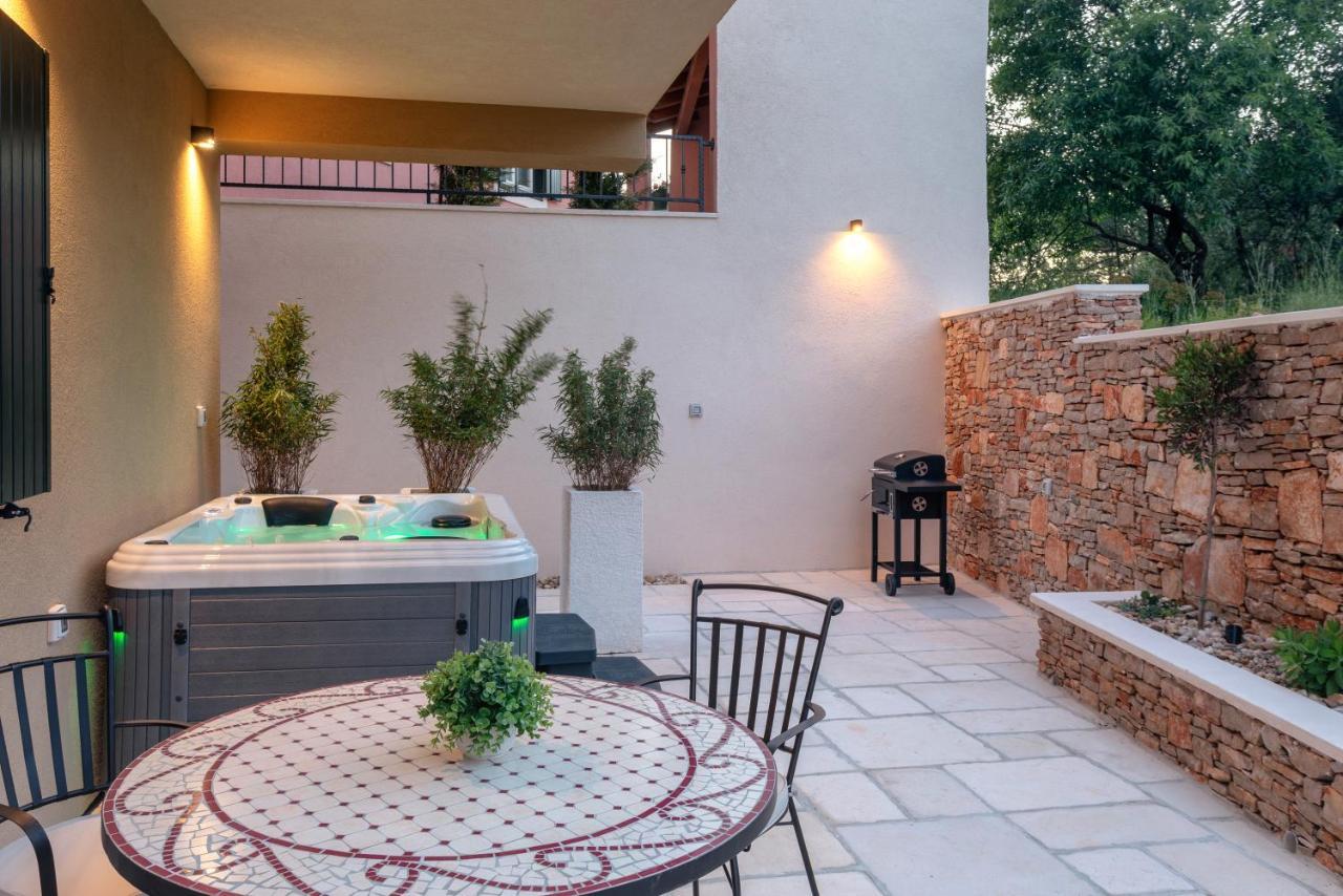 Apartment Teona Luxury With Jacuzzi And Garden View