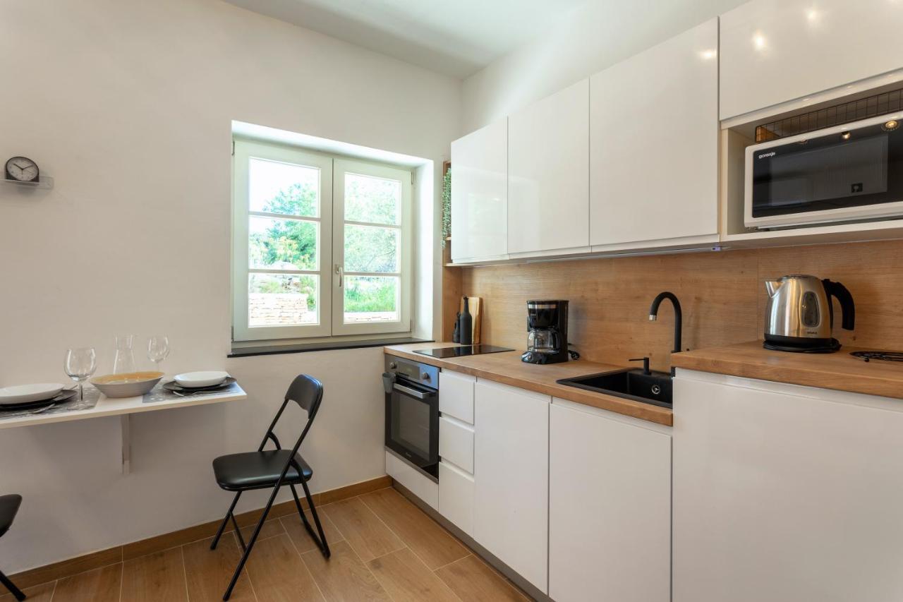 Teona Luxury With Jacuzzi And Garden View Apartment Sali